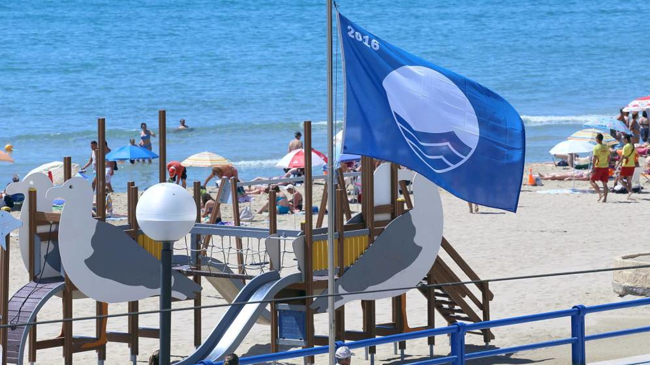 España lucirá 589 banderas azules este verano, 23 más que el año pasado