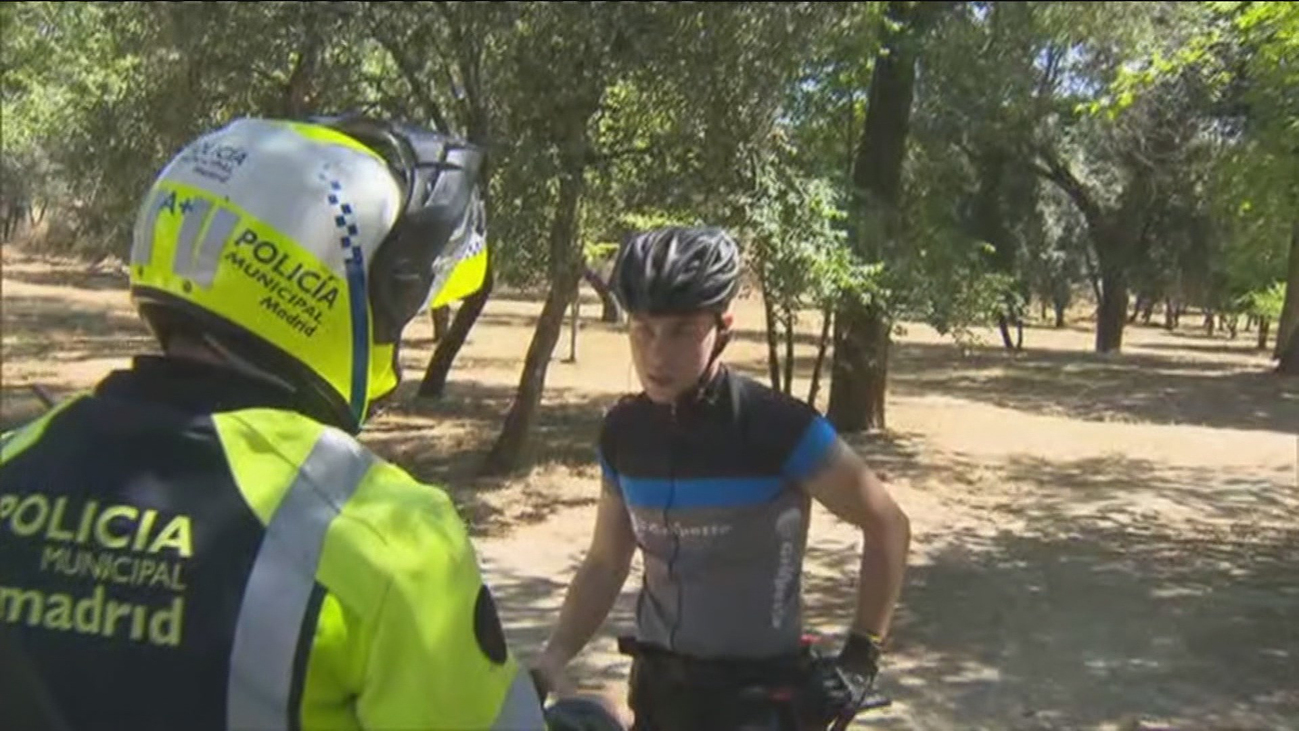 La masificación de bicis convierte en peligrosos los paseos de los peatones en Madrid