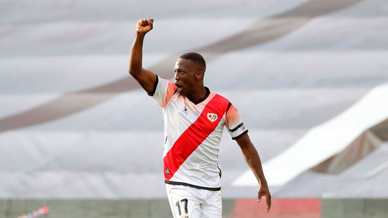 El defensa peruano del Rayo, Luis Advíncula, celebra tras marcar el 1-0 durante el encuentro entre el Rayo Vallecano y el Albacete