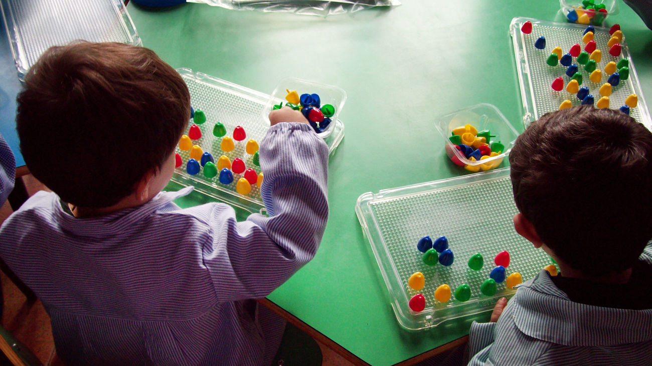Dos niños participan en una actividad de la guardería