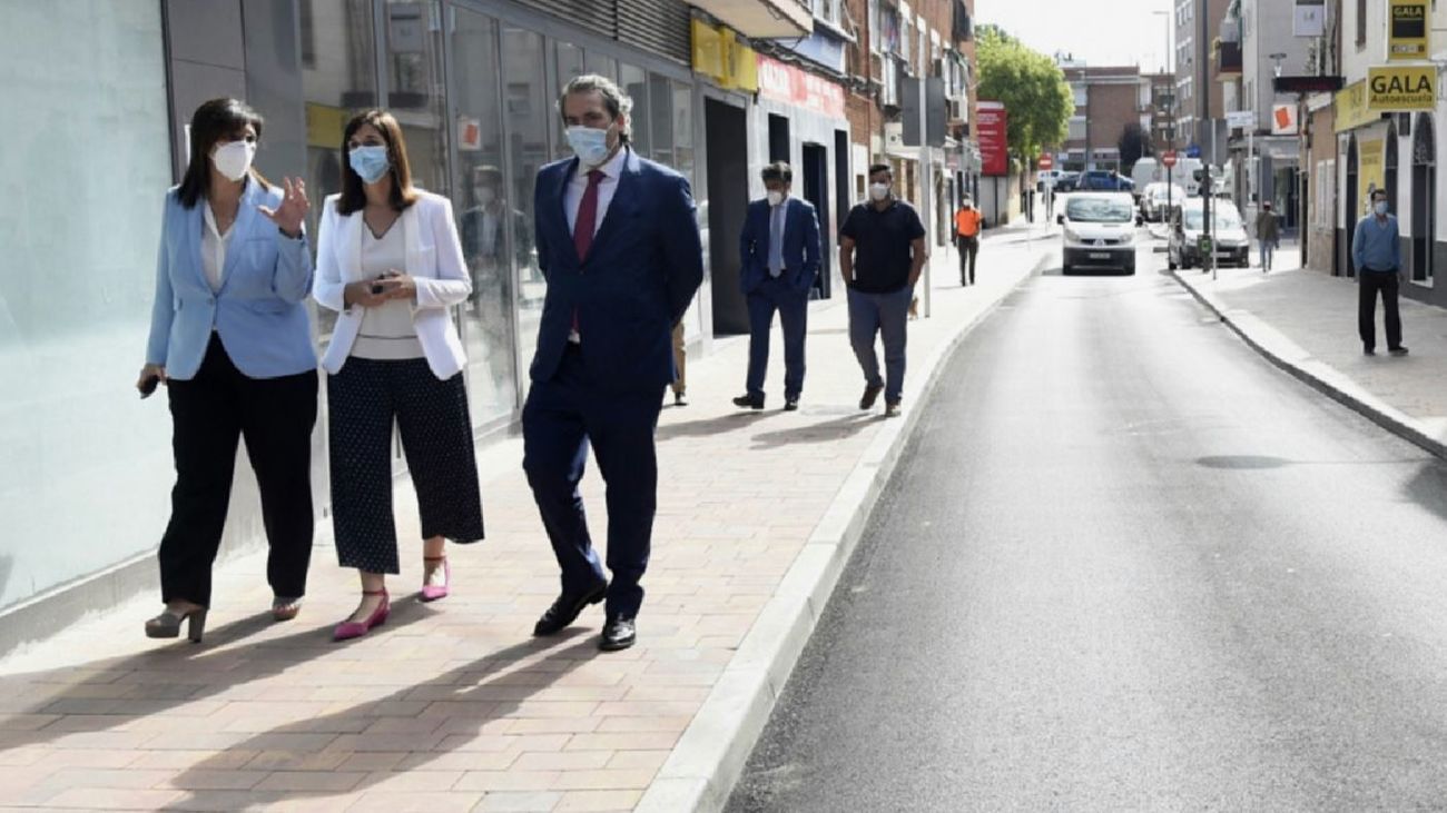 La alcaldesa de Pozuelo, Susana Pérez Quislant, visita las calles reformadas