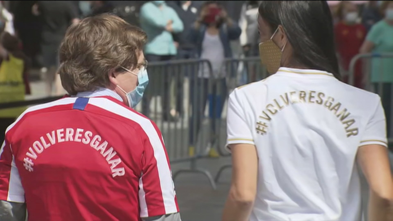 Almeida y Villacís escenifican con 'sus' camisetas la vuelta del fútbol a Madrid