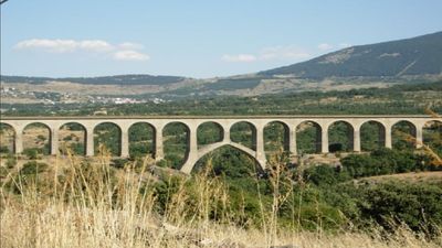 Recogen firmas para que las viejas vías del tren del Valle del Lozoya se conviertan en una vía verde