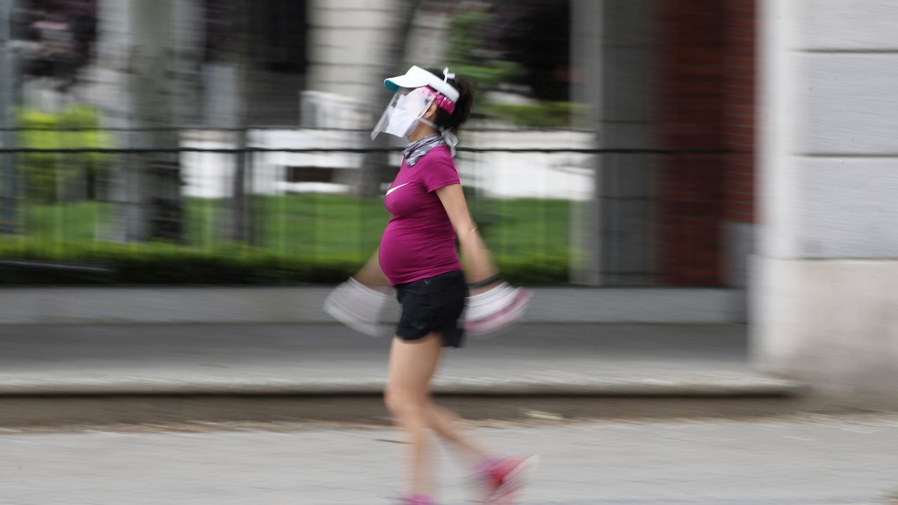 Mujer embarazada de paseo