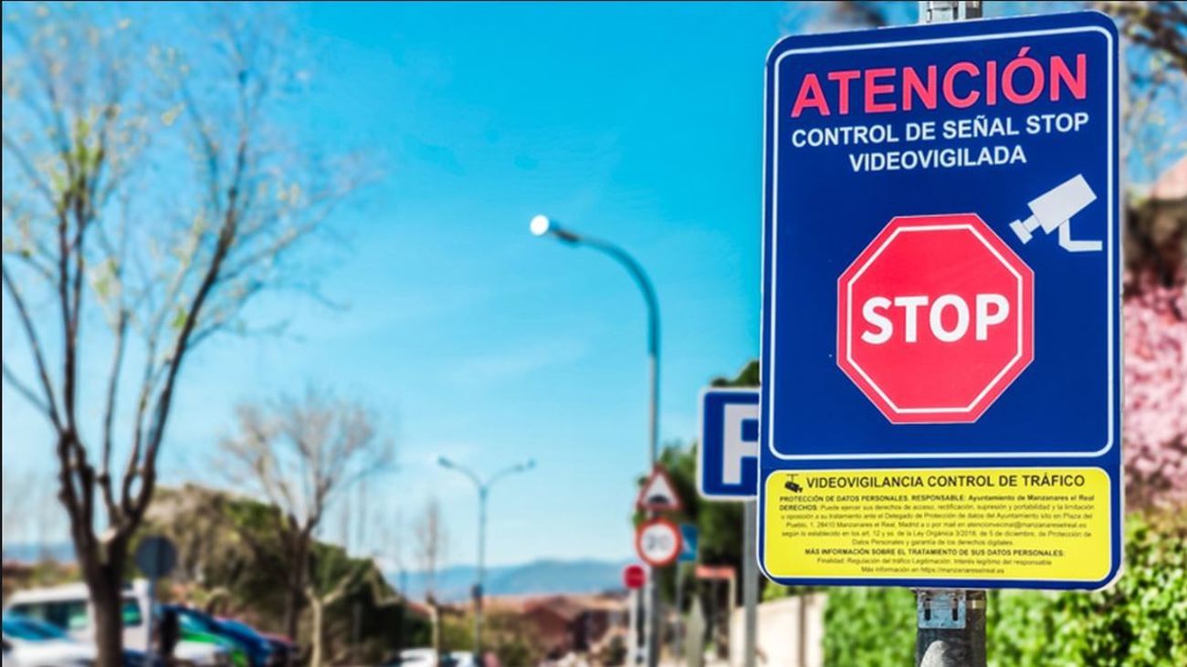 Manzanares El Real instala un radar junto al stop centro de salud para reducir accidentes