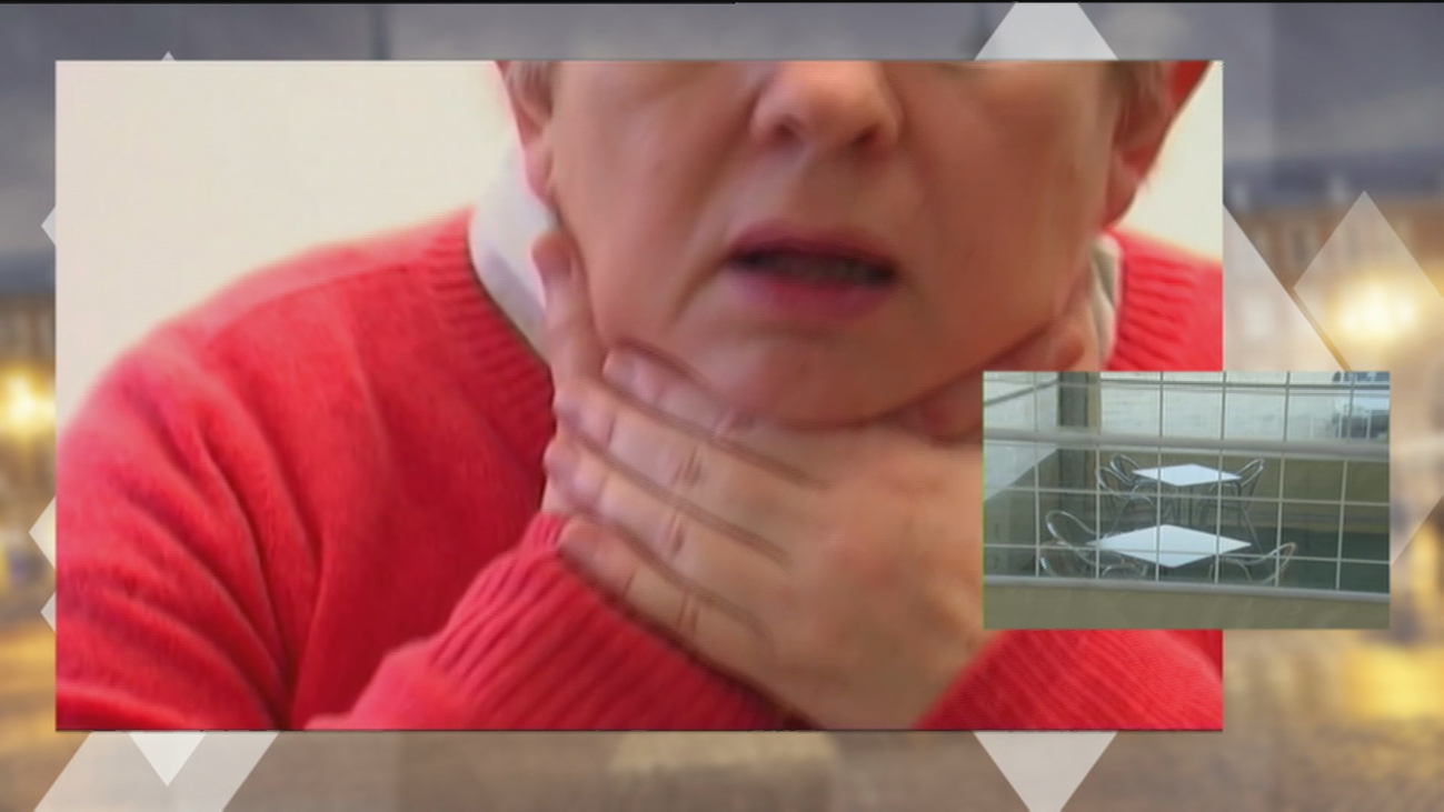 Un sanitario y un policía salvan a una anciana que se atragantó en un bar de San Blas