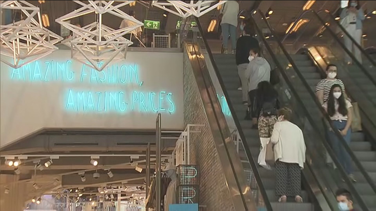 Colas en Madrid en la primera semana de reapertura de los centros comerciales