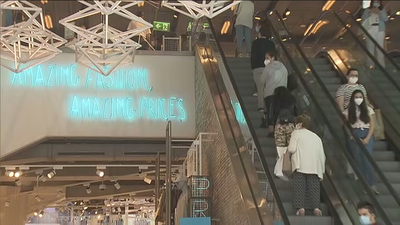 Colas en Madrid en la primera semana de reapertura de los centros comerciales