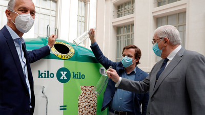 El reciclaje de vidrio de los madrileños se 'transforma' en 6.000 euros para el Banco de Alimentos