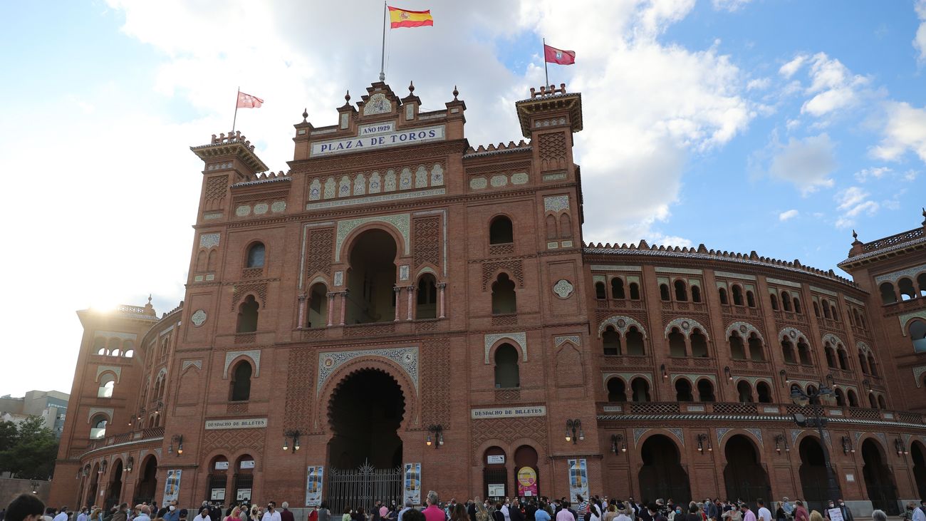 Aficionados taurinos se concentran en Las Ventas