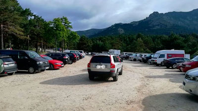 Parkings al completo en la sierra tras la escapada de cientos de madrileños a Guadarrama
