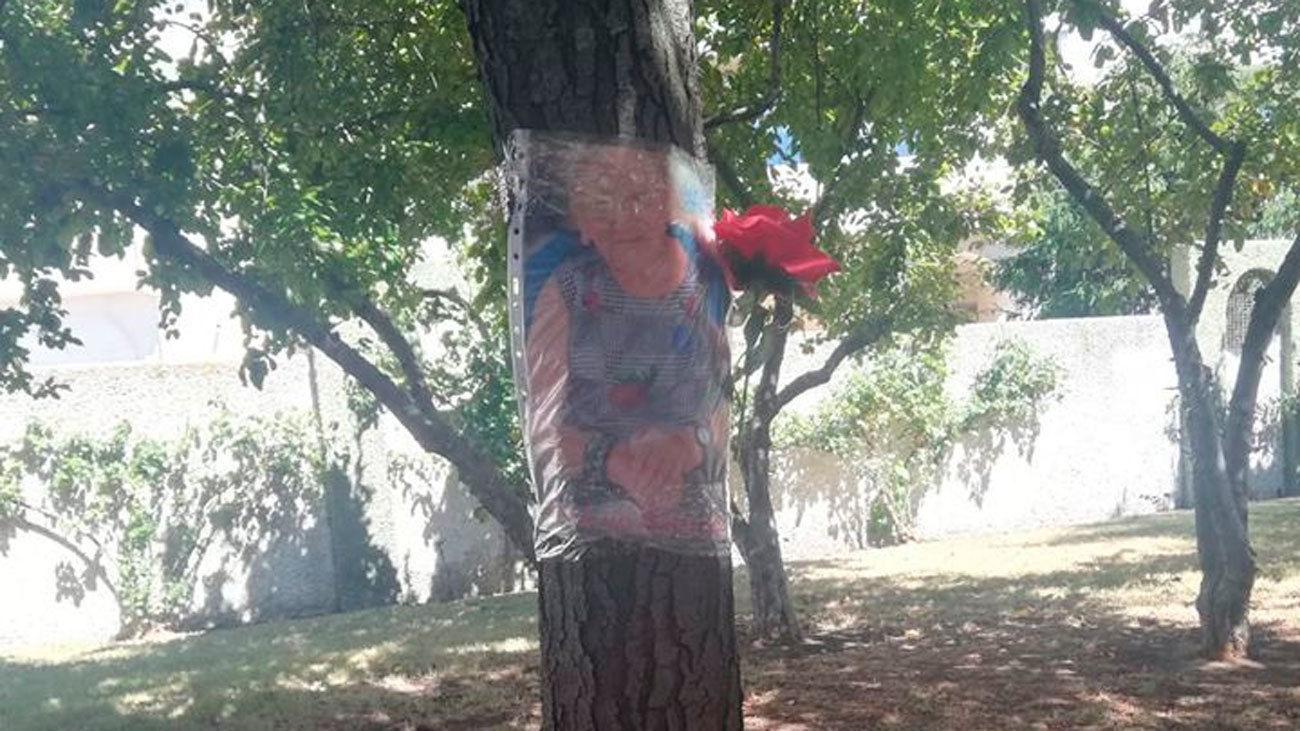 Familias de ancianos fallecidos en Leganés y Alcorcón colocan fotos en  parques
