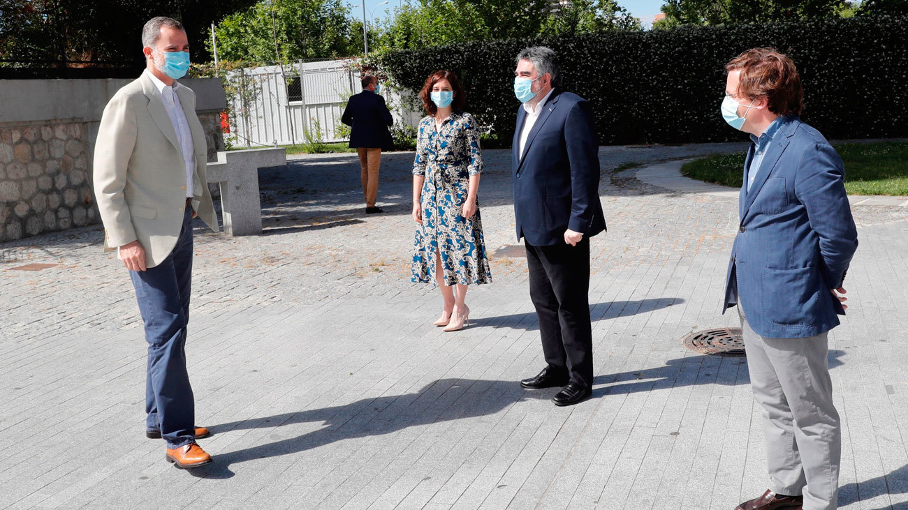 Los Reyes durante su visita al Matadero