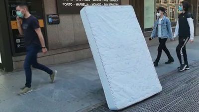 Casi 200 colchones se han abandonado cada día en las calles de Madrid durante la pandemia