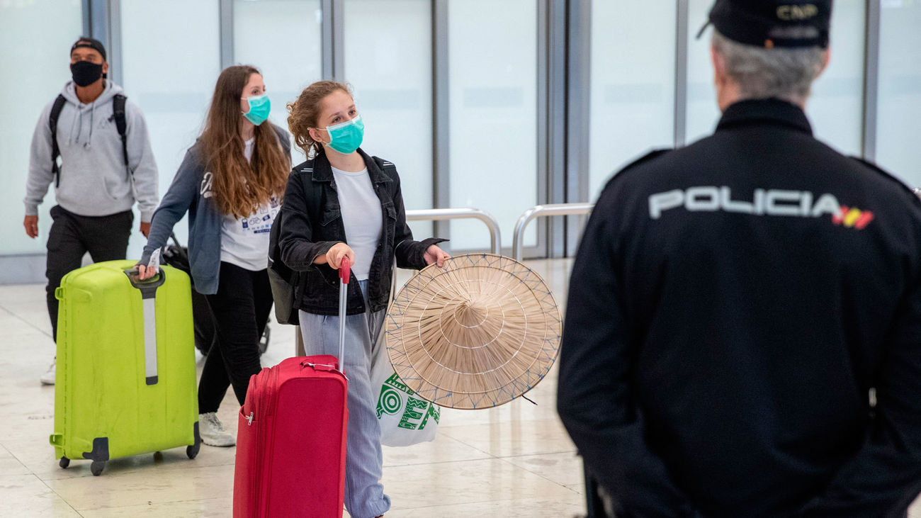 Un grupo de viajeros llegan al aeropuerto de Madrid Barajas