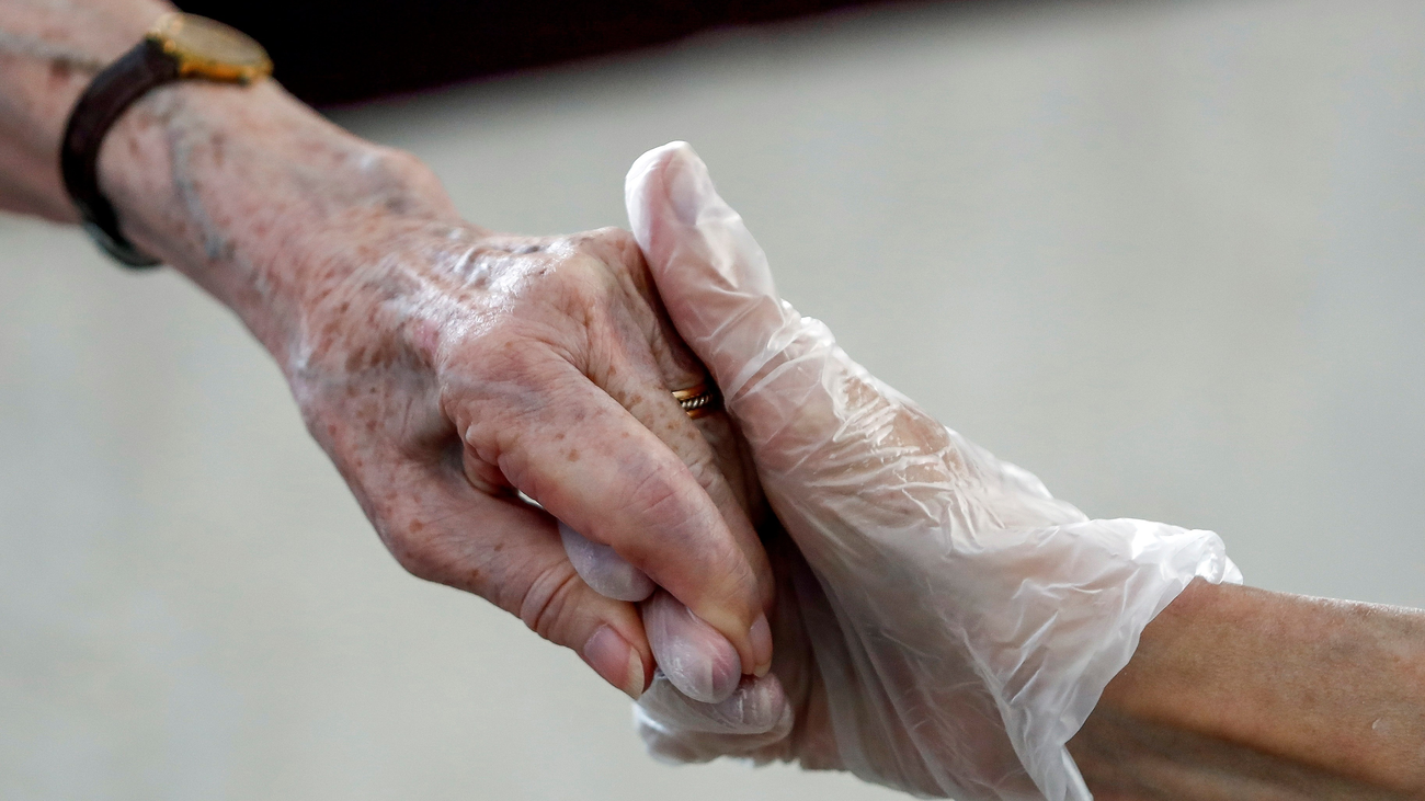 La Plataforma por la Dignidad de las Personas Mayores pide un aplauso para los ancianos