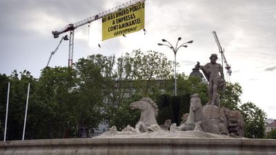 Greenpeace despliega junto al Congreso una pancarta contra las ayudas a vehículos contaminantes