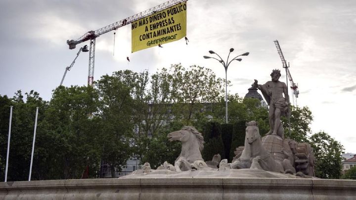 Greenpeace despliega junto al Congreso una pancarta contra las ayudas a vehículos contaminantes