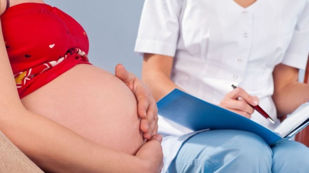 Una mujer embarazada, durante una consulta médica