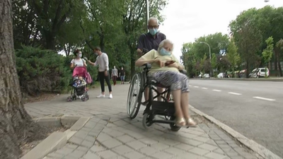 Denuncian aceras intransitables en una calle de Moratalaz