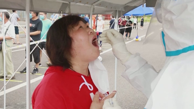 China registra un total de 107 casos en Pekín tras el rebrote y amplía las restricciones