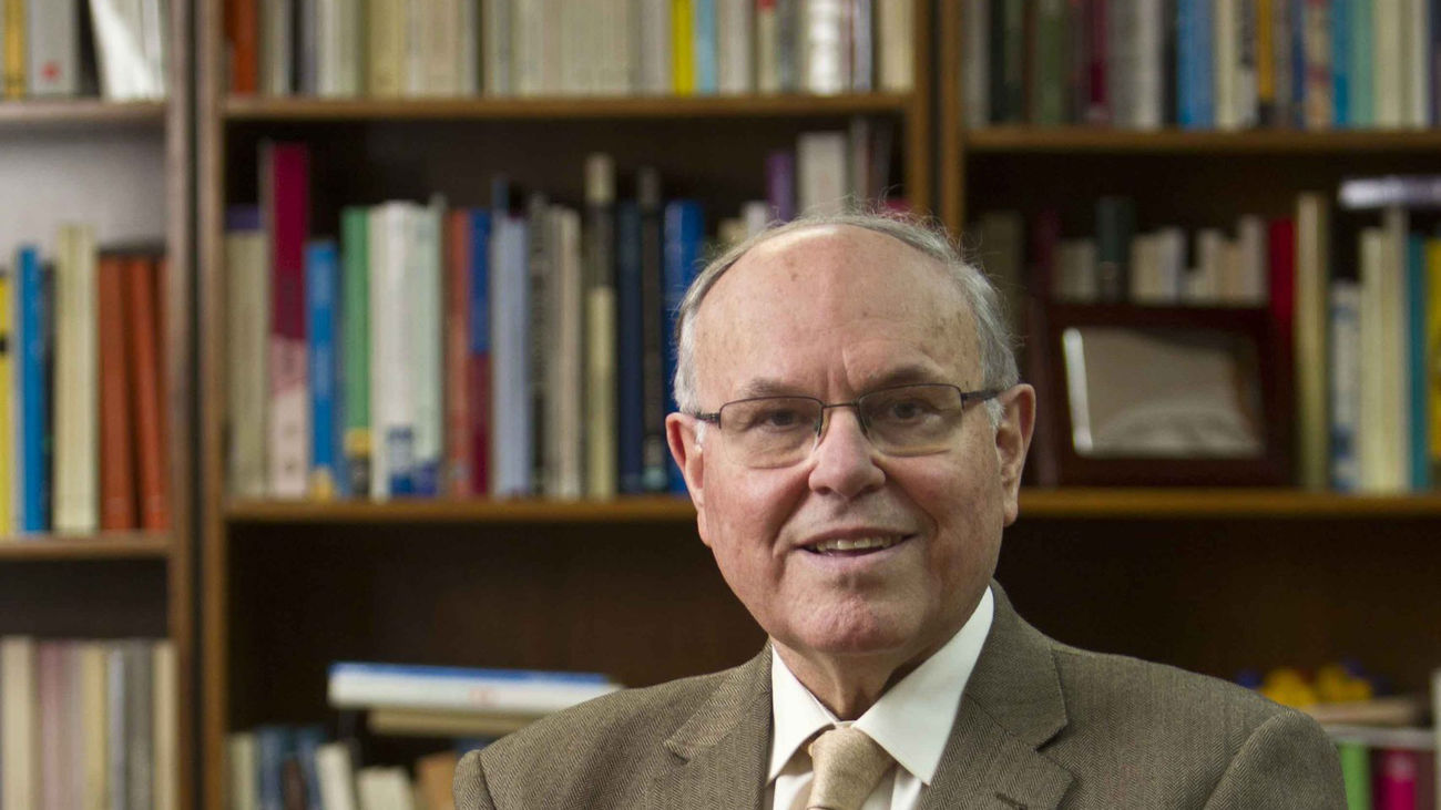 César Nombela, catedrático de Microbiologia