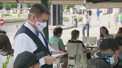 Los camareros se quejan del riesgo que corren porque muchos clientes no usan mascarilla