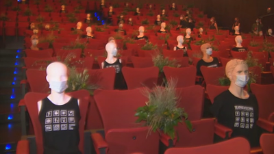 Maniquíes para separar a los espectadores en la vuelta de los Teatros del Canal