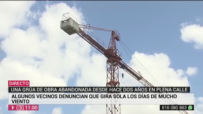 Polémica vecinal en Puente de Vallecas por una grúa abandonada