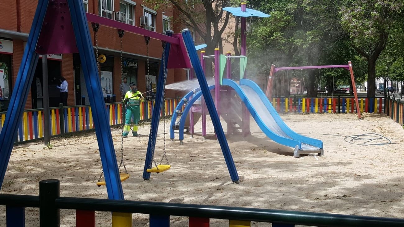 Desinfección de un parque infantil en Madrid