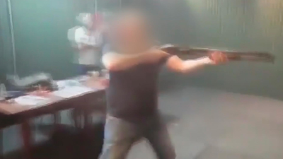 Detienen al autor del vídeo que se grabó disparando a fotos de miembros del Gobierno