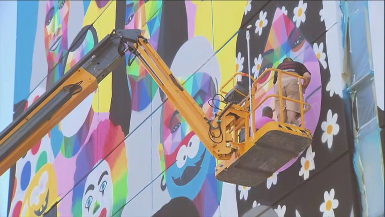 Estallido de color de Okuda en la fachada del Ayuntamiento de Fuenlabrada