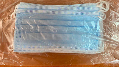 Pinto comienza el reparto de cinco mascarillas quirúrgicas por vivienda