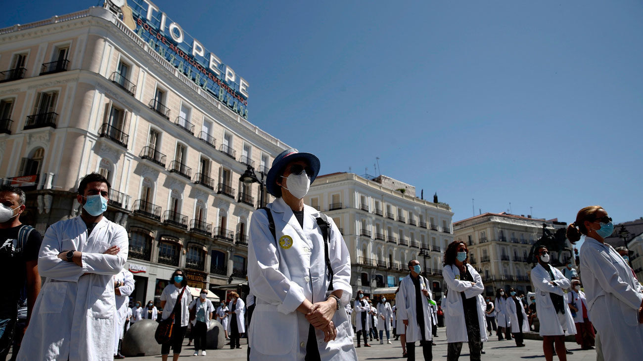 Los médicos se concentran en Sol  en defensa de la profesión y en homenaje a las víctimas