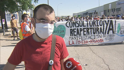 Miles de vecinos salen a la calle a reclamar la reapertura del centro de salud de La Poveda en Arganda