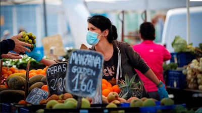 Alcobendas abre su mercadillo con un único acceso y mascarilla obligatoria