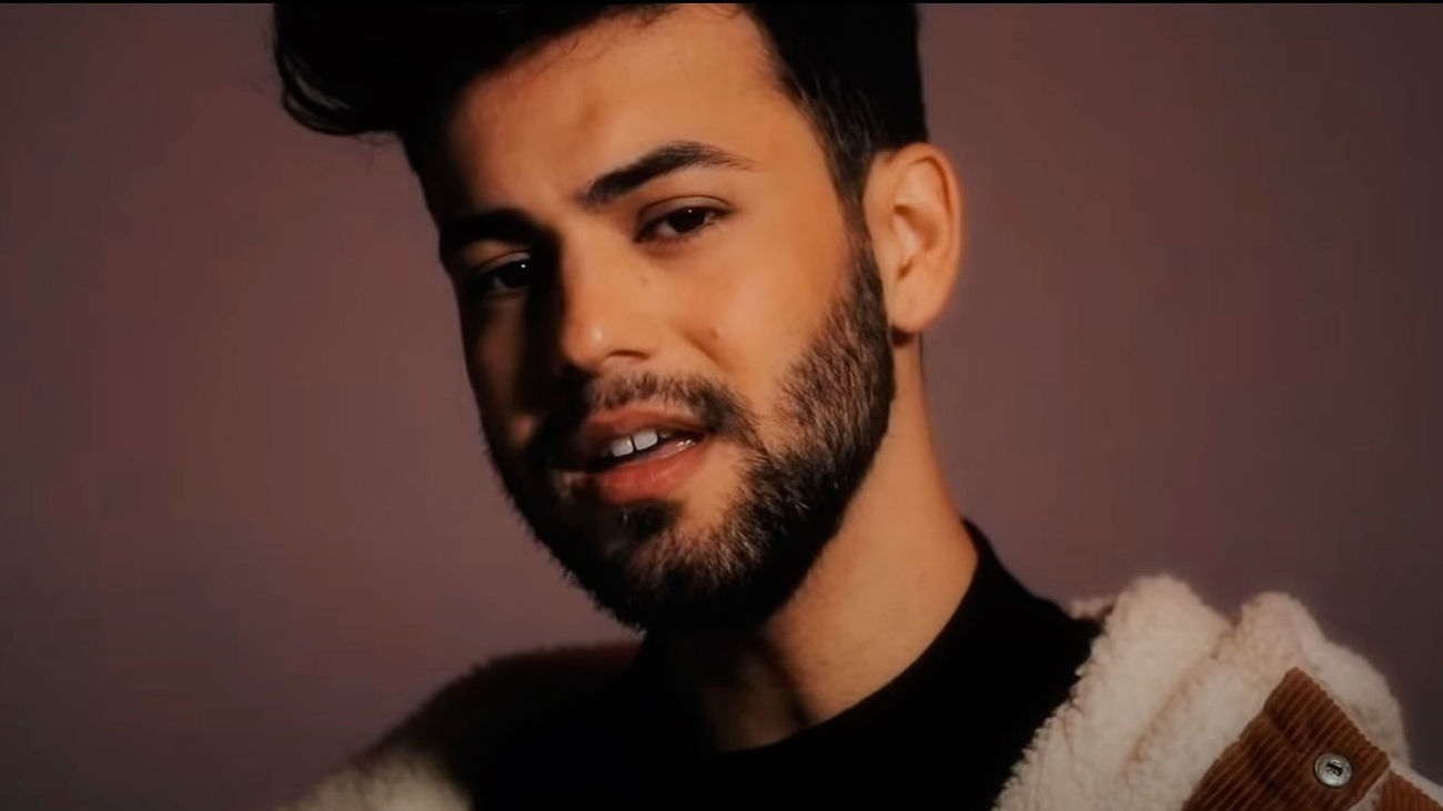 Imagen del videoclip del single 'Más', de Agoney