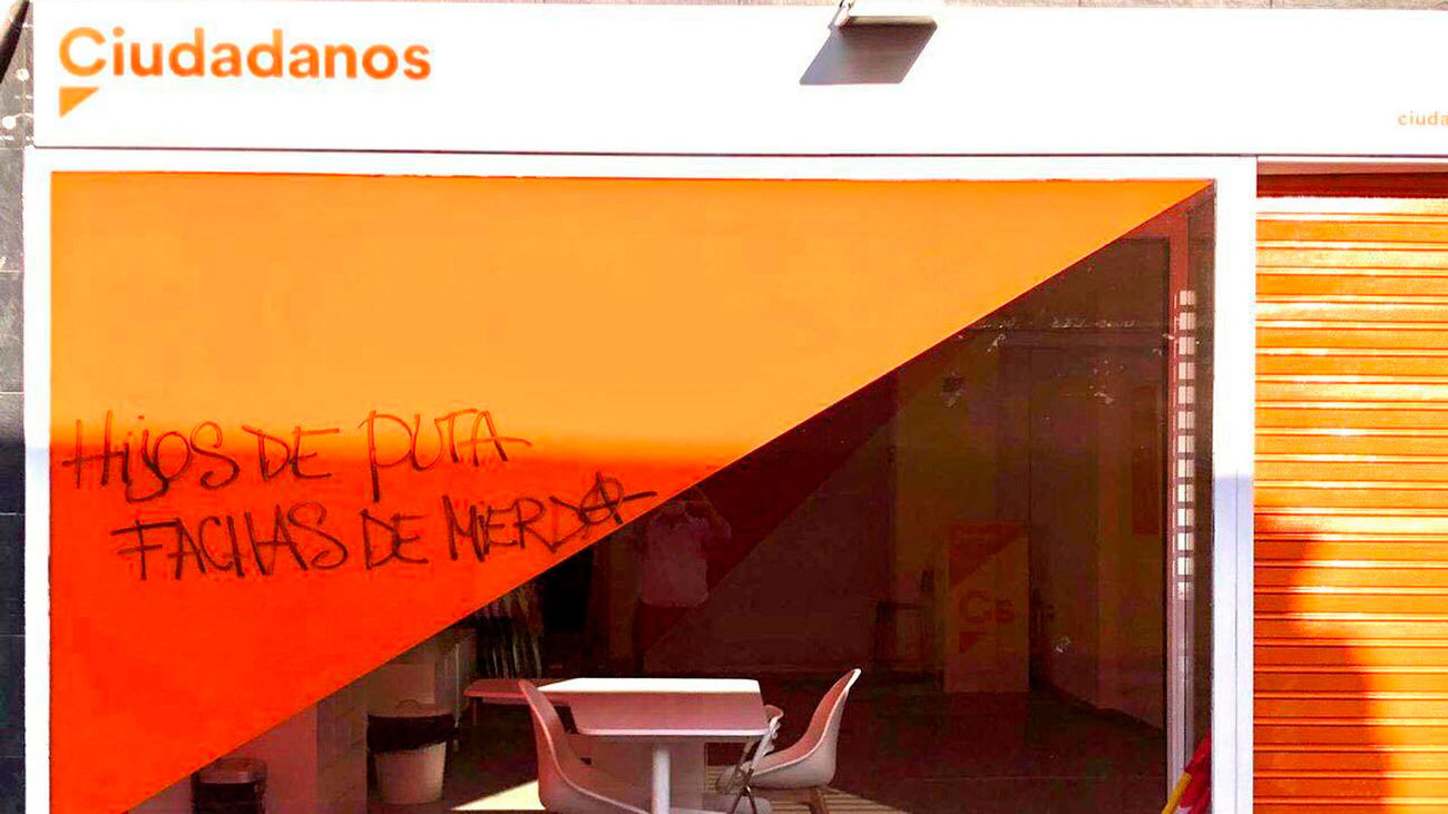 La sede de Ciudadanos en San Sebastián de los Reyes aparece con pintadas e insultos