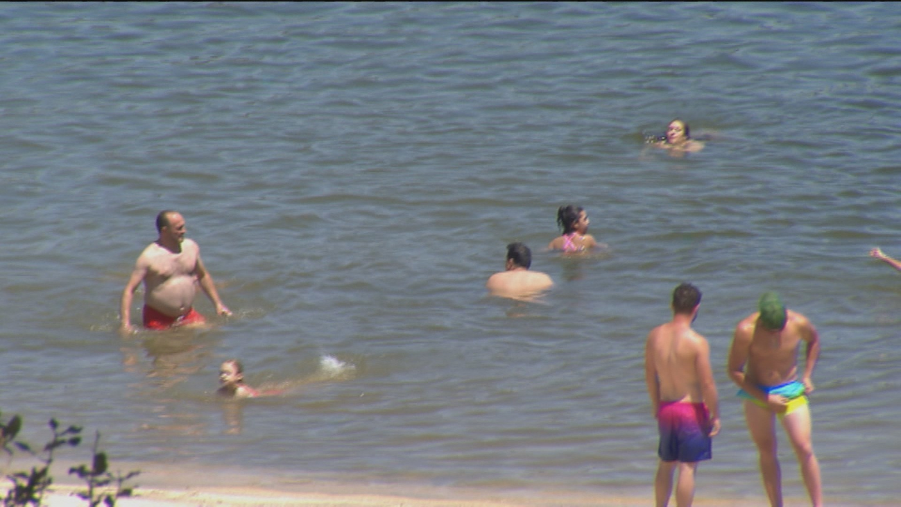 Muchos madrileños se saltan la prohibición de bañarse en el pantano de San Juan