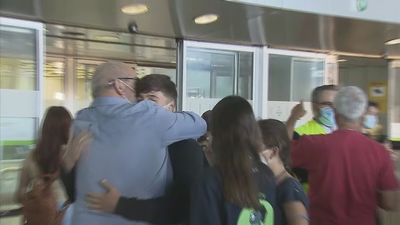 Emoción en los primeros encuentros en Barajas ajenos a la polémica por los controles de entrada