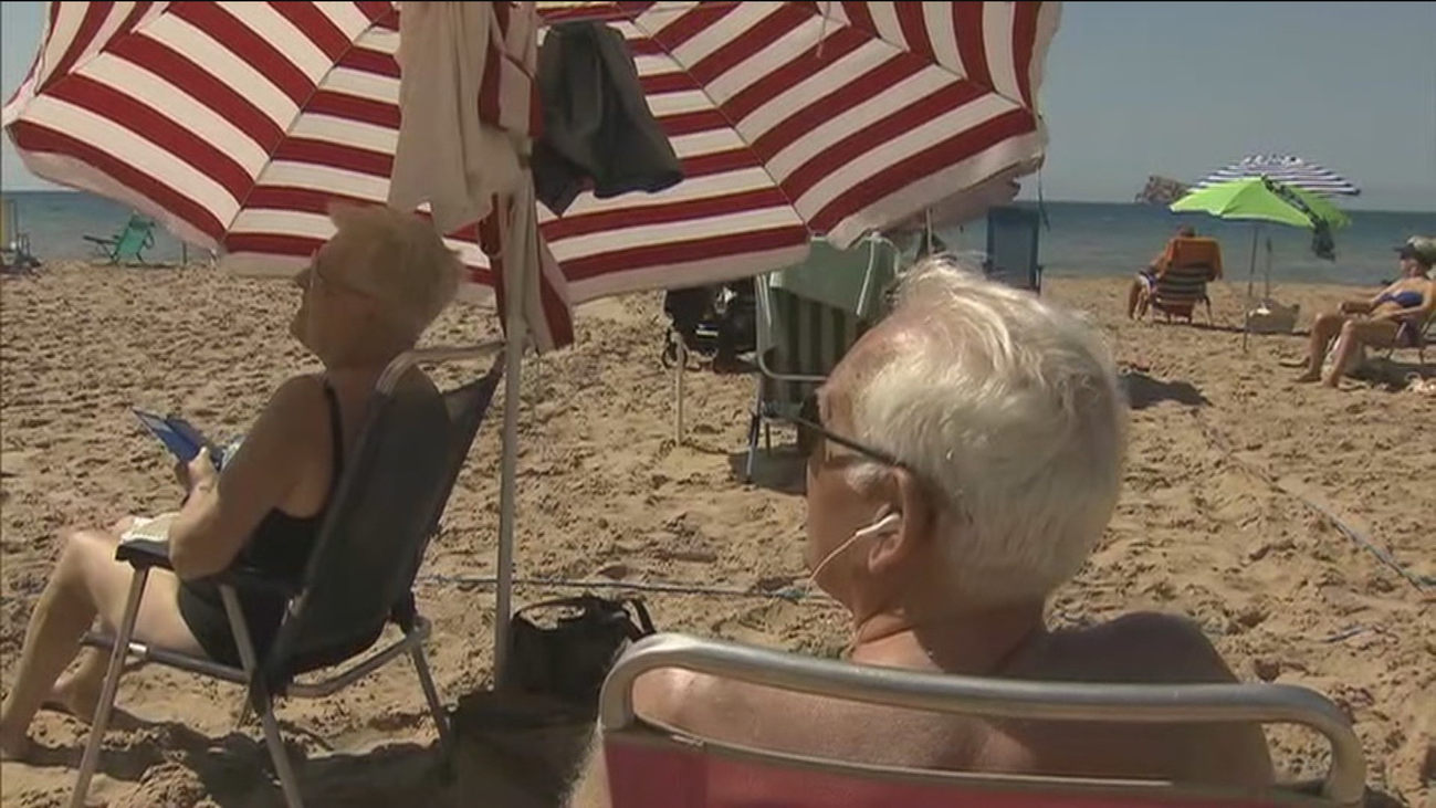 Llegan los primeros madrileños a Benidorm "con muchas ganas de playa y sol"