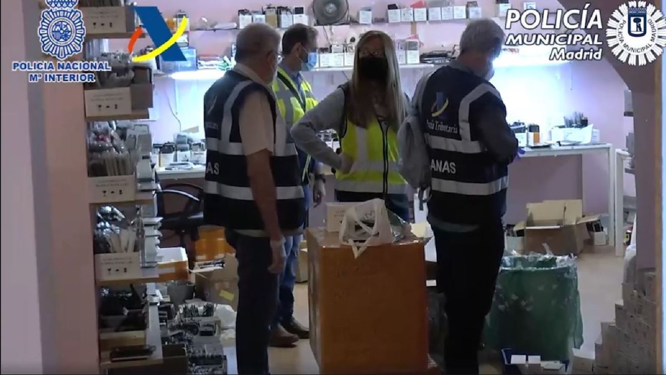 Desmantelados en Usera tres talleres clandestinos de reparación de dispositivos electrónicos