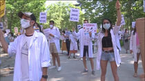 Médicos residentes protestan frente al Ministerio de Sanidad: “Antes éramos héroes y ahora no somos nadie”