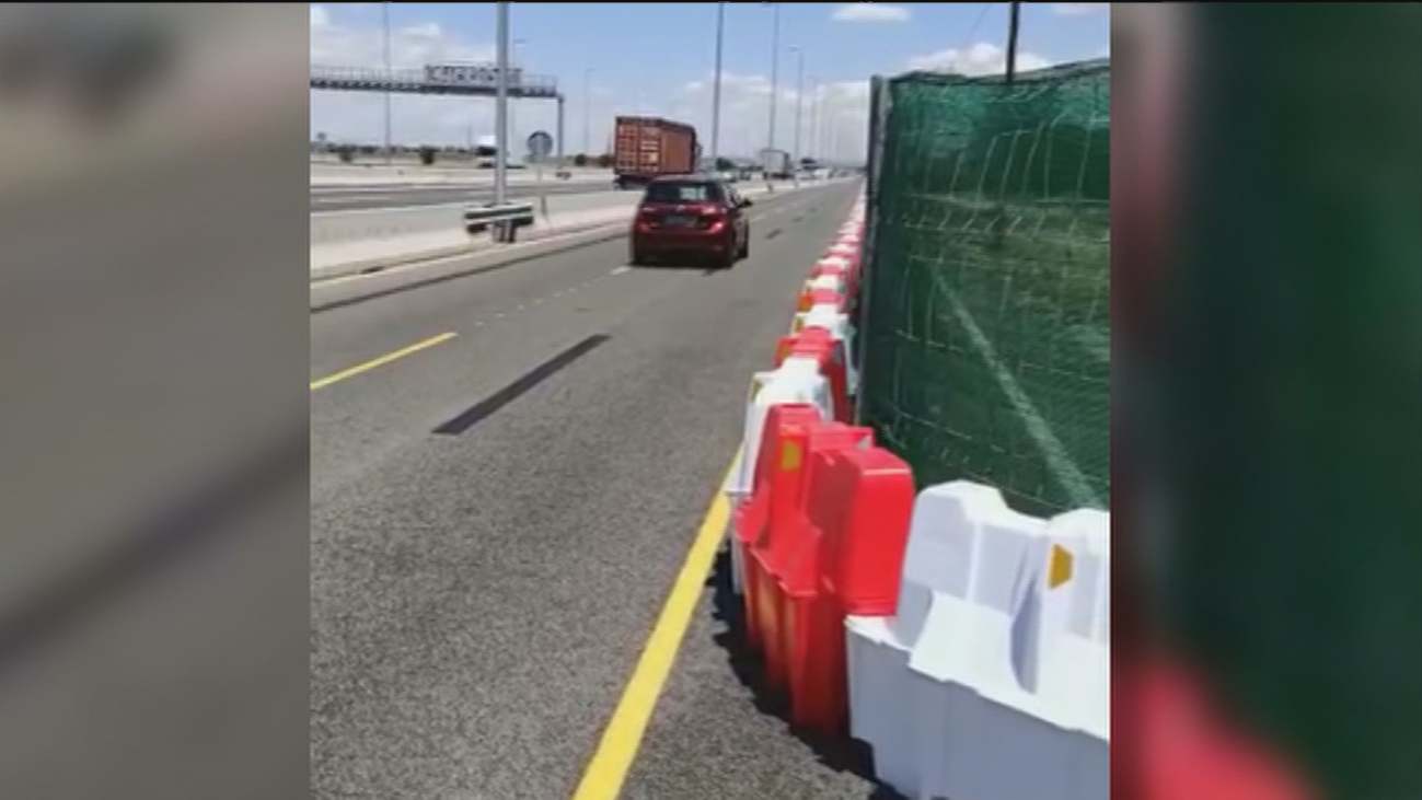 Se juegan la vida para llegar a su trabajo en Alcalá al pasar por una vía sin arcén por obras