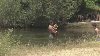 Indignación en Aldea del Fresno ante la afluencia de madrileños que acuden a bañarse al río Alberche