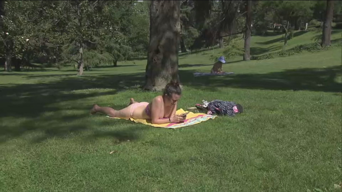 Los madrileños aguantan los 40 grados con el agobio de la mascarilla y pocas opciones para refrescarse