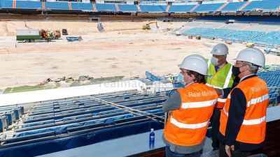 Un rojiblanco en la 'casa blanca': el alcalde de Madrid visita las obras del Bernabéu