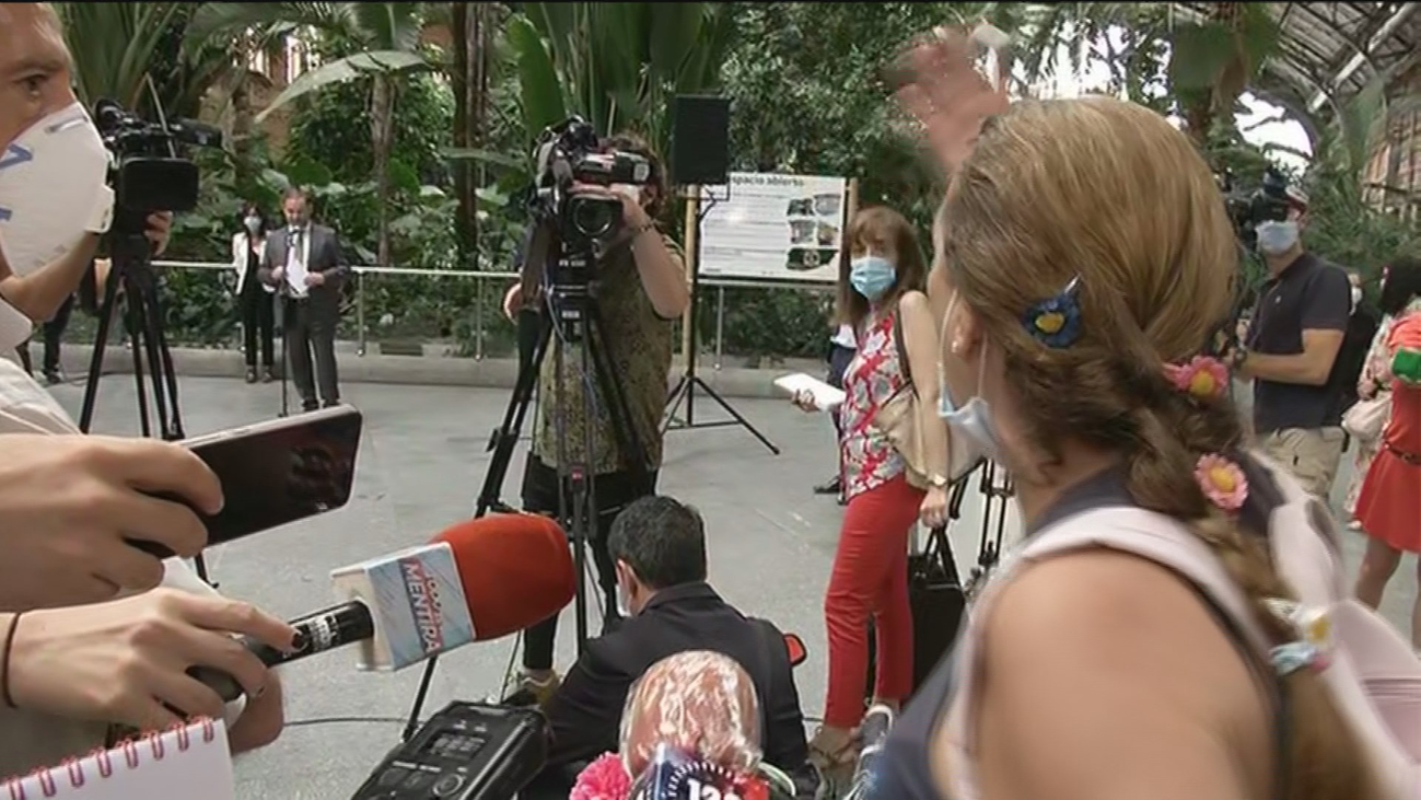 Trabajadores de comercios de Atocha protestan contra Ábalos