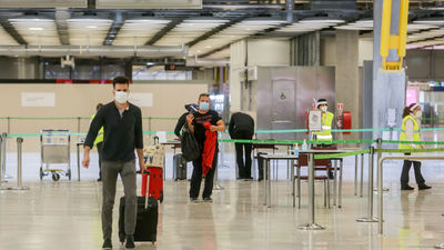 Madrid quiere más controles en Barajas para frenar la entrada de Covid-19