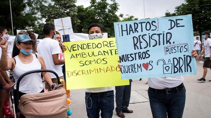 Feriantes se manifiestan en Madrid para exigir al Gobierno medidas urgentes para el sector, este miércoles / EFE